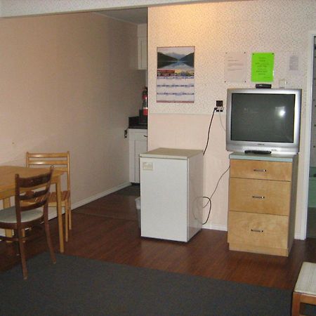 Airport Inn Quesnel Room photo