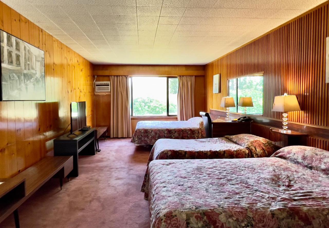 Airport Inn Quesnel Exterior photo