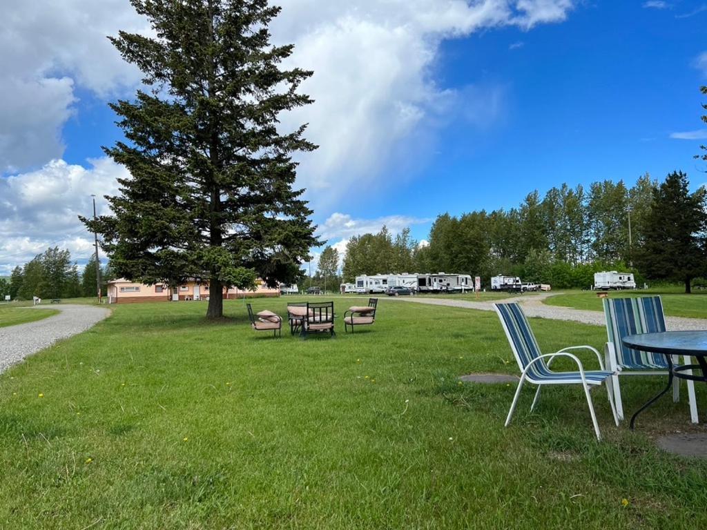 Airport Inn Quesnel Exterior photo