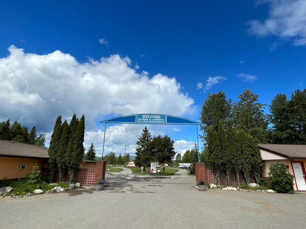 Airport Inn Quesnel Exterior photo