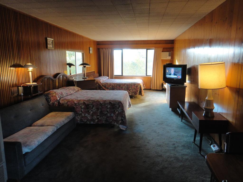 Airport Inn Quesnel Room photo