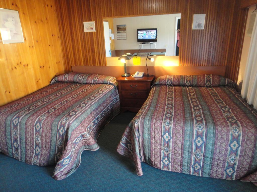 Airport Inn Quesnel Room photo