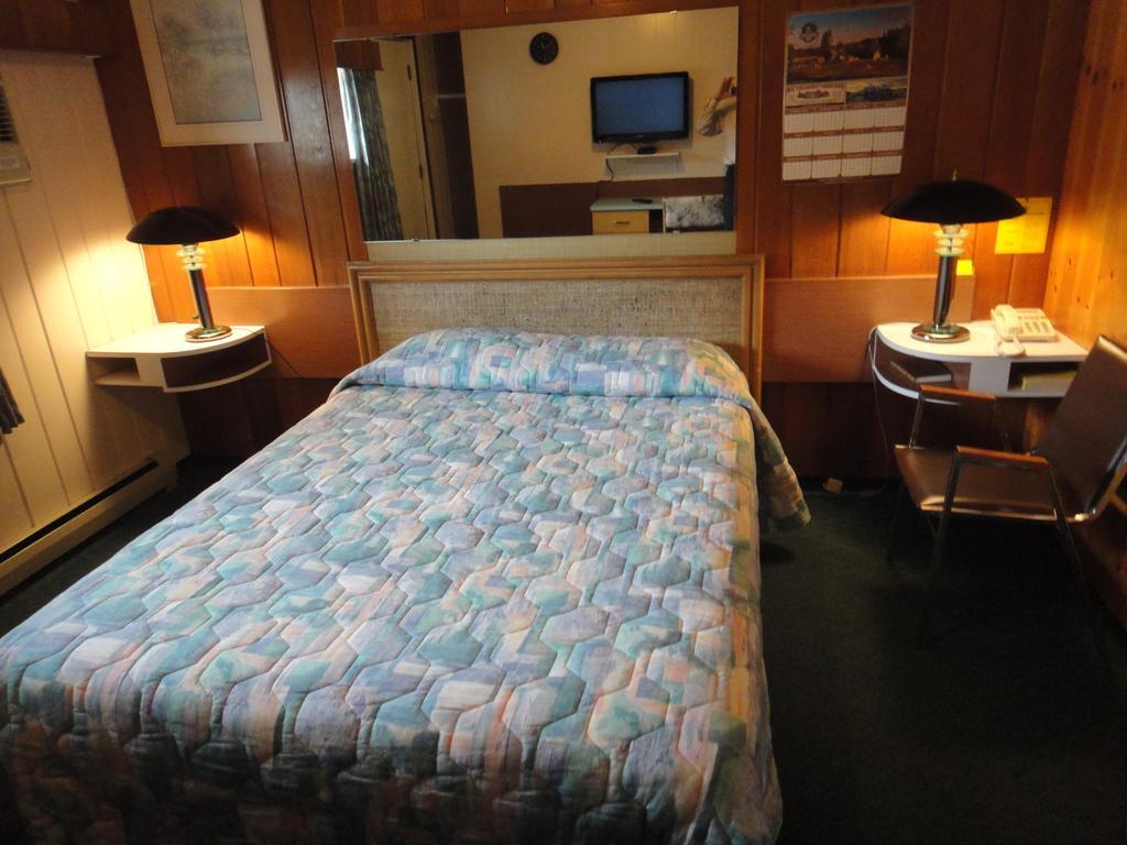 Airport Inn Quesnel Room photo