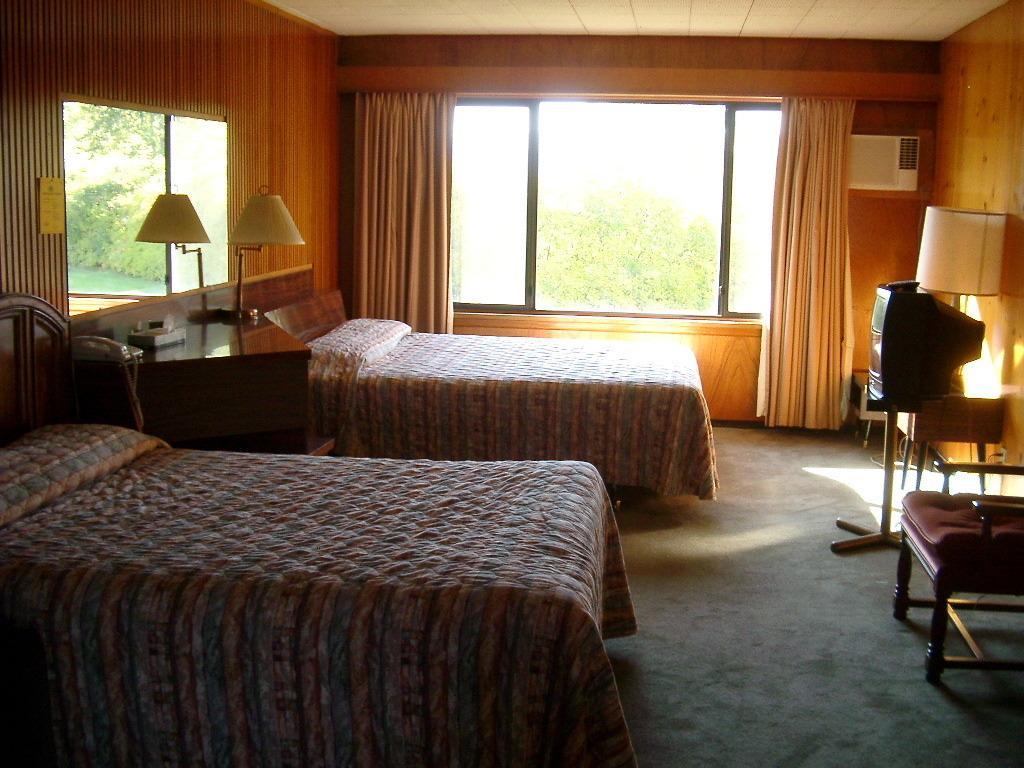 Airport Inn Quesnel Exterior photo