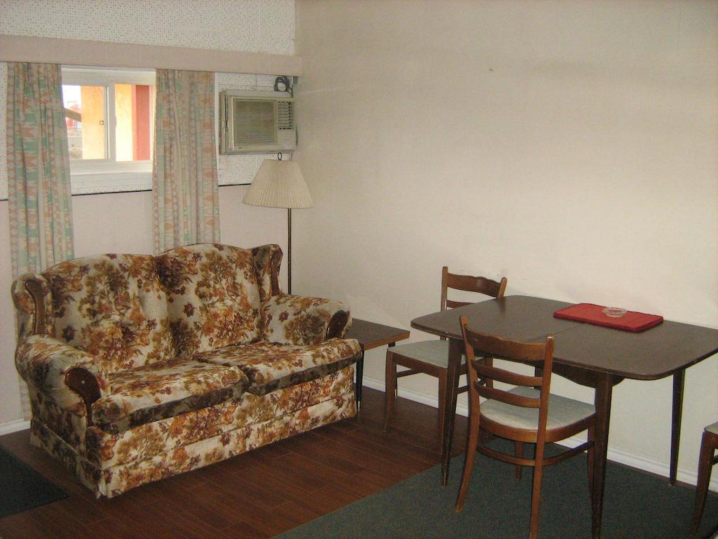Airport Inn Quesnel Room photo