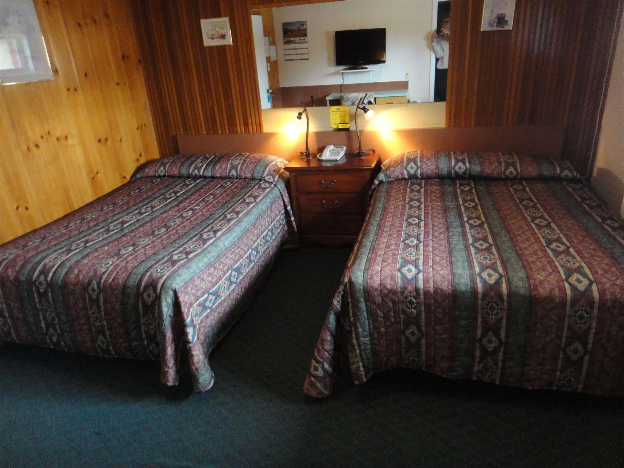 Airport Inn Quesnel Exterior photo