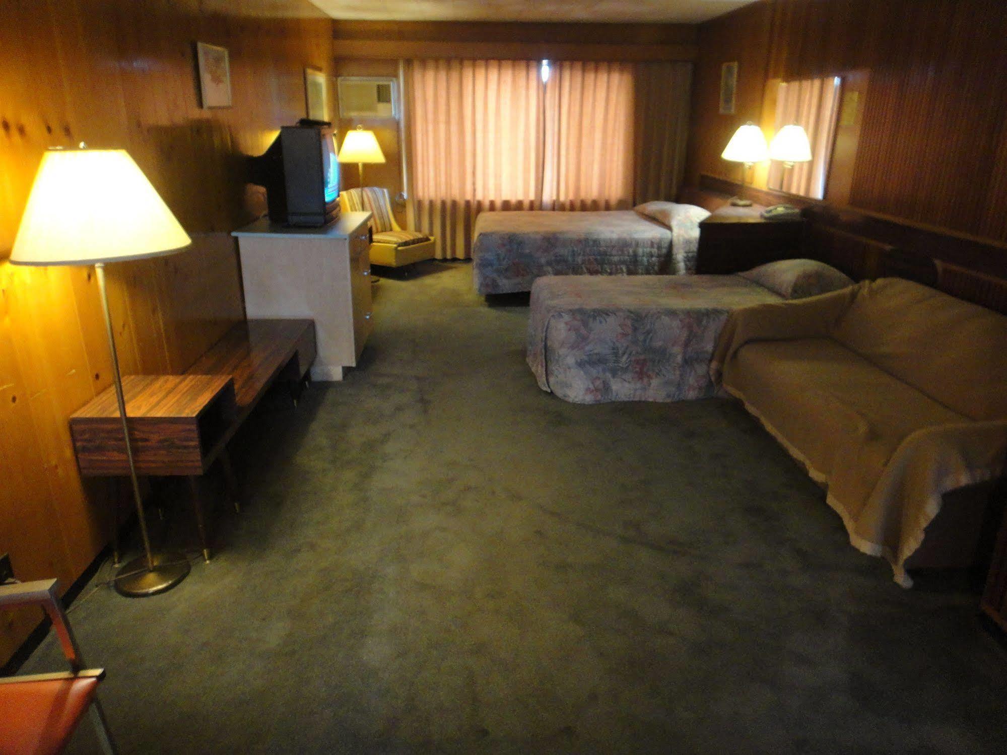 Airport Inn Quesnel Exterior photo