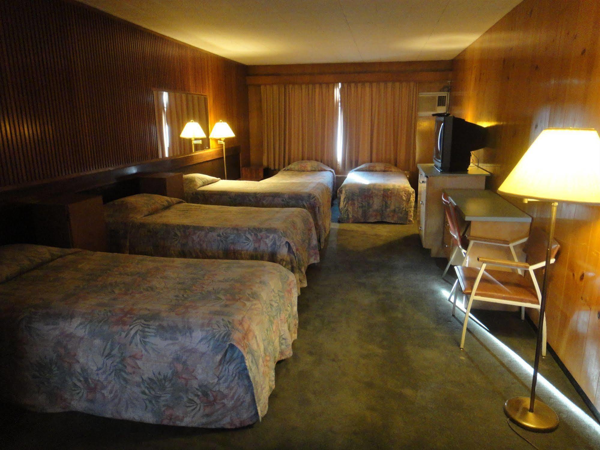 Airport Inn Quesnel Exterior photo
