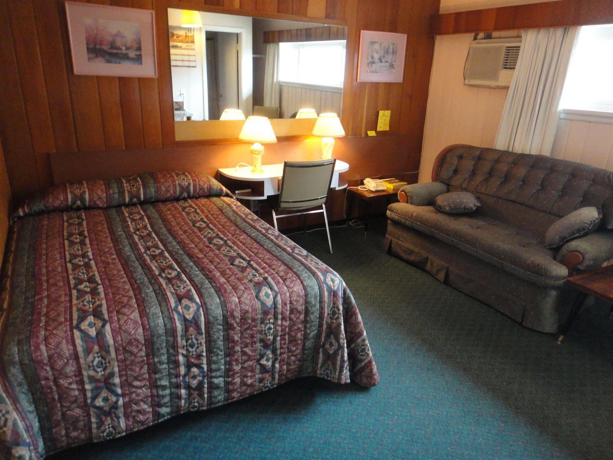 Airport Inn Quesnel Exterior photo